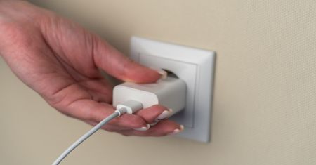 Ile energii pobiera ładowarka bez podłączonego telefonu? Czy to bezpieczne?
