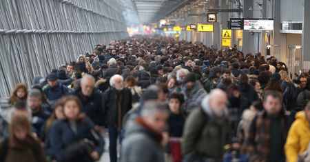 Shutdown paraliżuje niebo: Tysiące Amerykanów w pułapce kolejek na lotniskach – winni politycy czy brak funduszy?