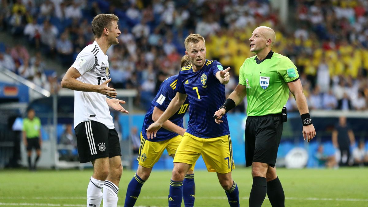 Getty Images / Maddie Meyer / Thomas Mueller (po lewej), Sebastian Larsson (w środku) i Szymon Marciniak (po prawej)