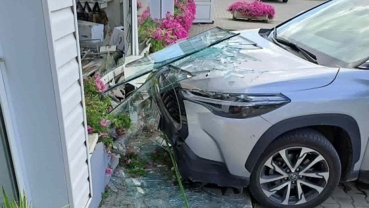Toyota wjechała w witrynę sklepu przy ul. Zemborzyckiej w Lublinie