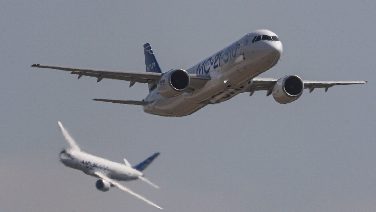 Pokazowe samoloty Irkut MC-21 wyposażono w rosyjskie silniki odrzutowe. Wykorzystywano je na pokazach lotniczych w kraju i za granicą