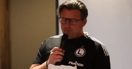 Trener Legii zaśpiewał. Uszy piekły, ale porwał publikę