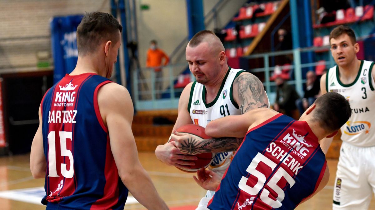 koszykarze drużyny King Szczecin Mateusz Bartosz (L) i Jakub Schenk (2P) oraz Dariusz Wyka (2L) i Jakub Karolak (P) z zespołu Legia Warszawa