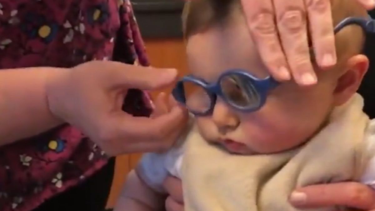 Ośmiomiesięczny maluch mógł po raz pierwszy wyraźnie zobaczyć swoją mamę (TikTok)