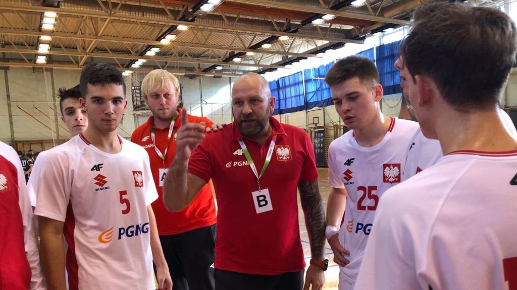 Materiały prasowe / ZPRP / Na zdjęciu: Mariusz Jurasik w rozmowie z reprezentacją juniorów młodszych