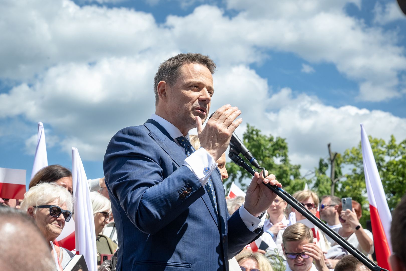 Ciechocinek, 24.05.2025. Wybory prezydenta RP - kampania przed II turą. Kandydat KO w wyborach prezydenckich, prezydent Warszawy Rafał Trzaskowski (C) na spotkaniu z seniorami przy fontannie "Grzybek" w Ciechocinku, 24 bm. (tż/amb) PAP/Tytus Żmijewski