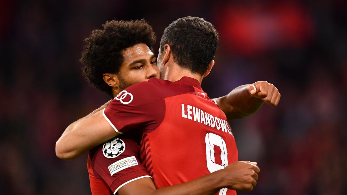 Na zdjęciu od lewej: Serge Gnabry i Robert Lewandowski