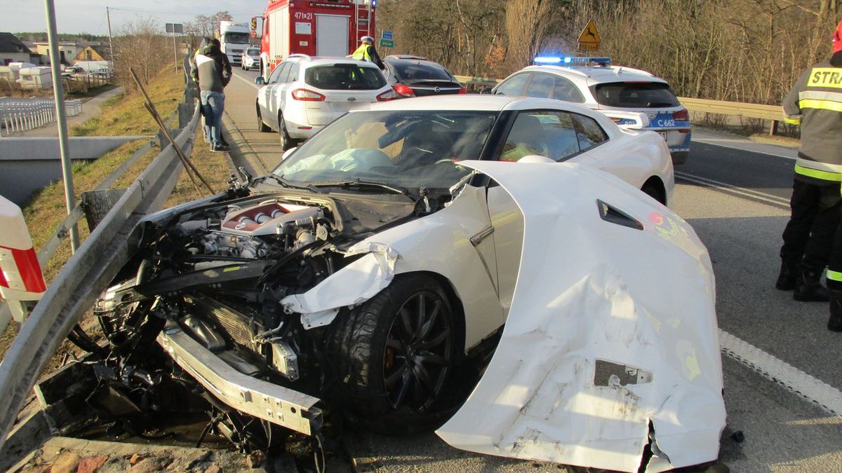 Auto, którym jechał sprawca wypadku ucierpiało najmocniej.