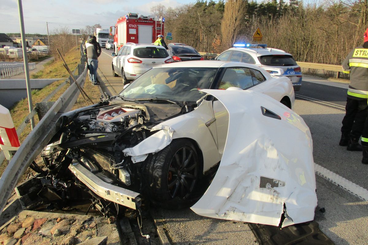 Auto, którym jechał sprawca wypadku ucierpiało najmocniej.