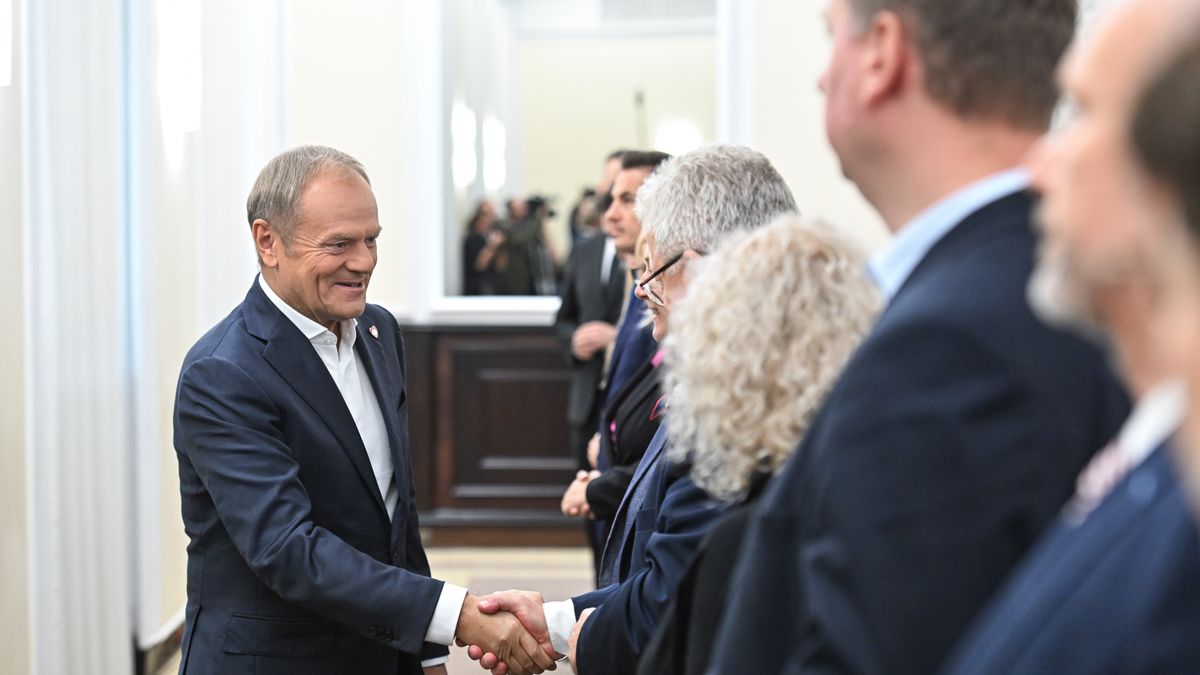 Warszawa, 28.09.2024. Premier Donald Tusk (L) podczas posiedzenia rządu w siedzibie Kancelarii Prezesa Rady Ministrów w Warszawie, 28 bm. Rada Ministrów ma przyjąć projekt budżetu na 2025 rok oraz projekt Strategii zarządzania długiem sektora finansów publicznych w latach 2025?2028.(ad) PAP/Radek Pietruszka