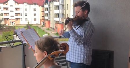 Niezwykłe koncerty na balkonie. Muzycy Śląskiej Orkiestry Kameralnej zachwycają sąsiadów
