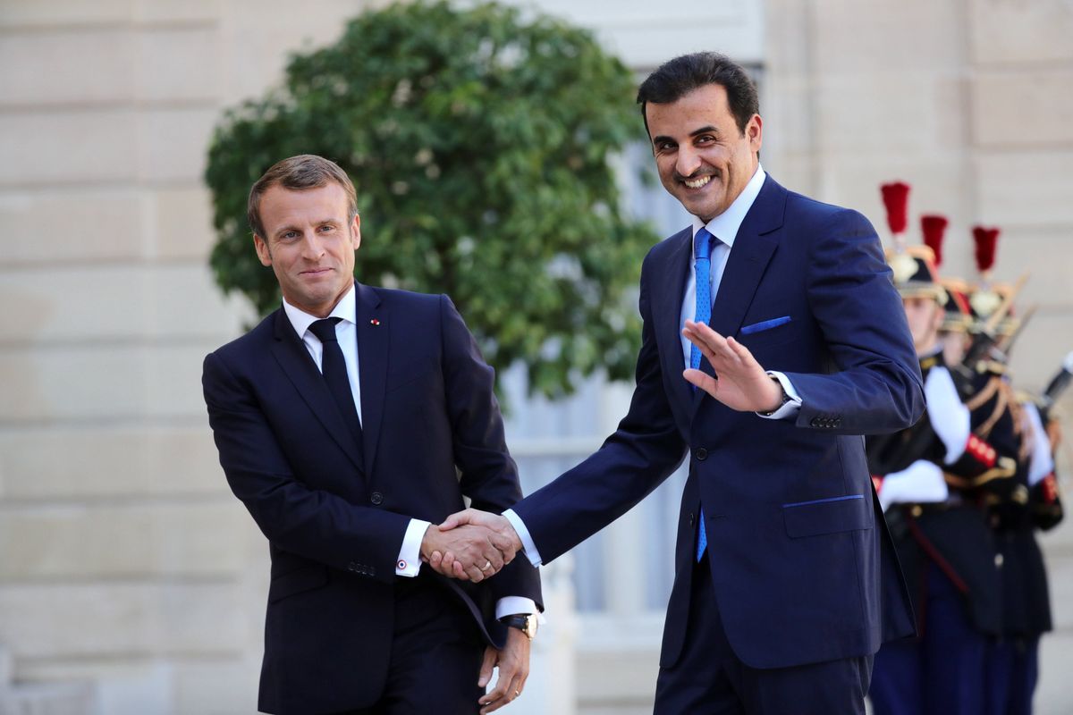 Rządzący Katarem od 2013 roku emir Tamim bin Hamad Al Sani (z prawej) i prezydent Francji Emmanuel Macron 