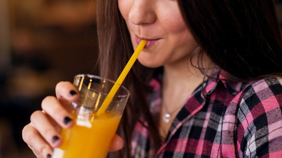 Picie przez słomkę pogłębia zmarszczki.