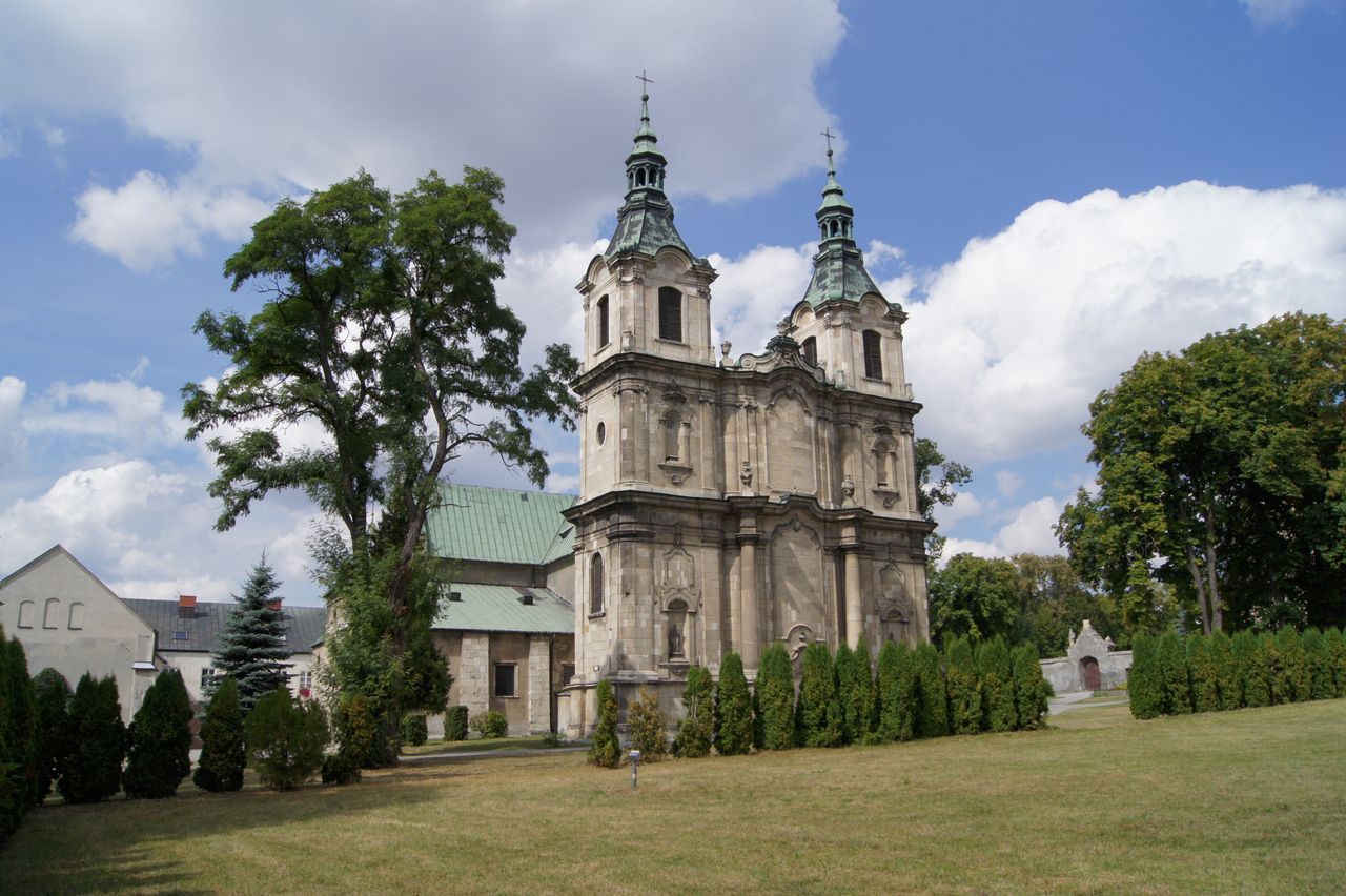 Jędrzejów: Trwa renowacja klasztoru Archiopactwa Cystersów. Odnawiana elewacja, dach i okna