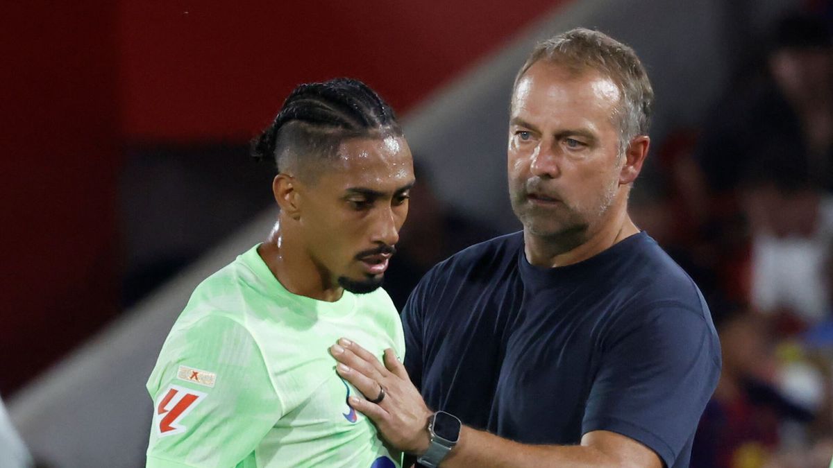 PAP/EPA / CATI CLADERA / Na zdjęciu: Hansi Flick (z prawej) oraz Raphinha