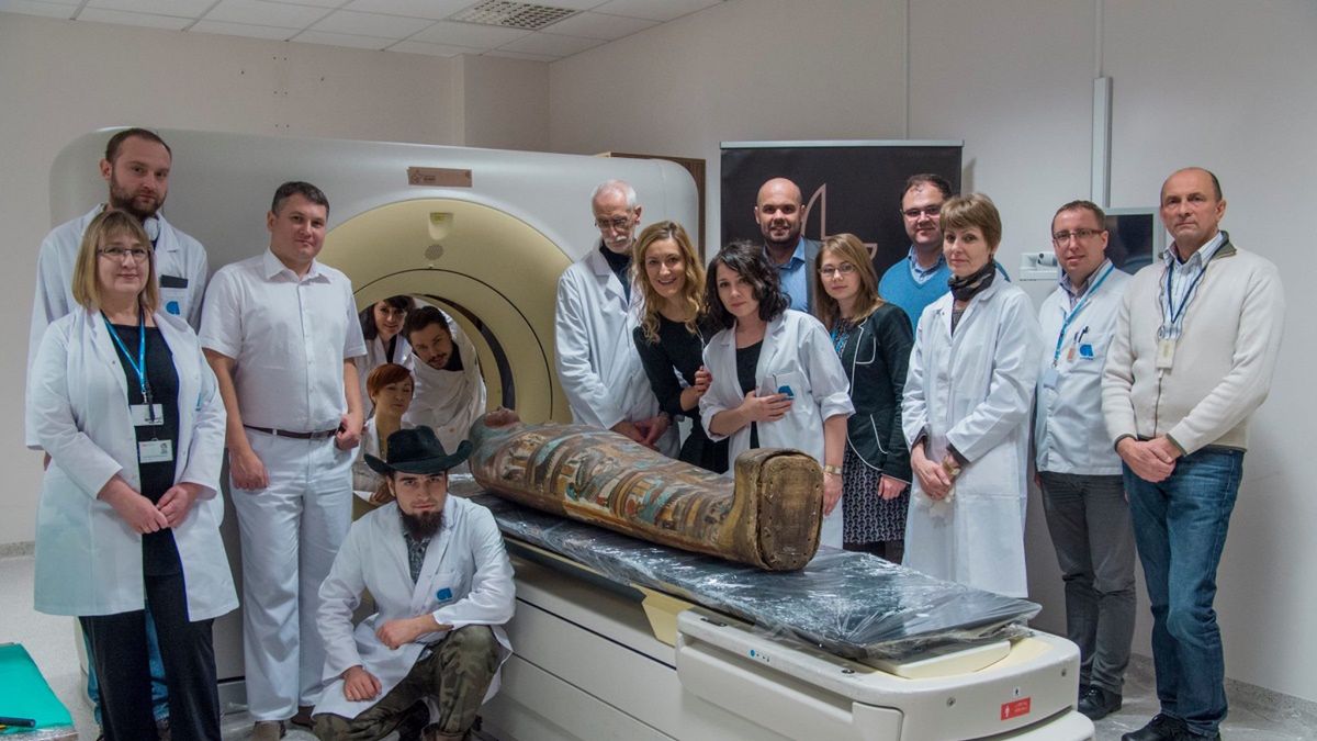 Mumia podczas badania tomografem