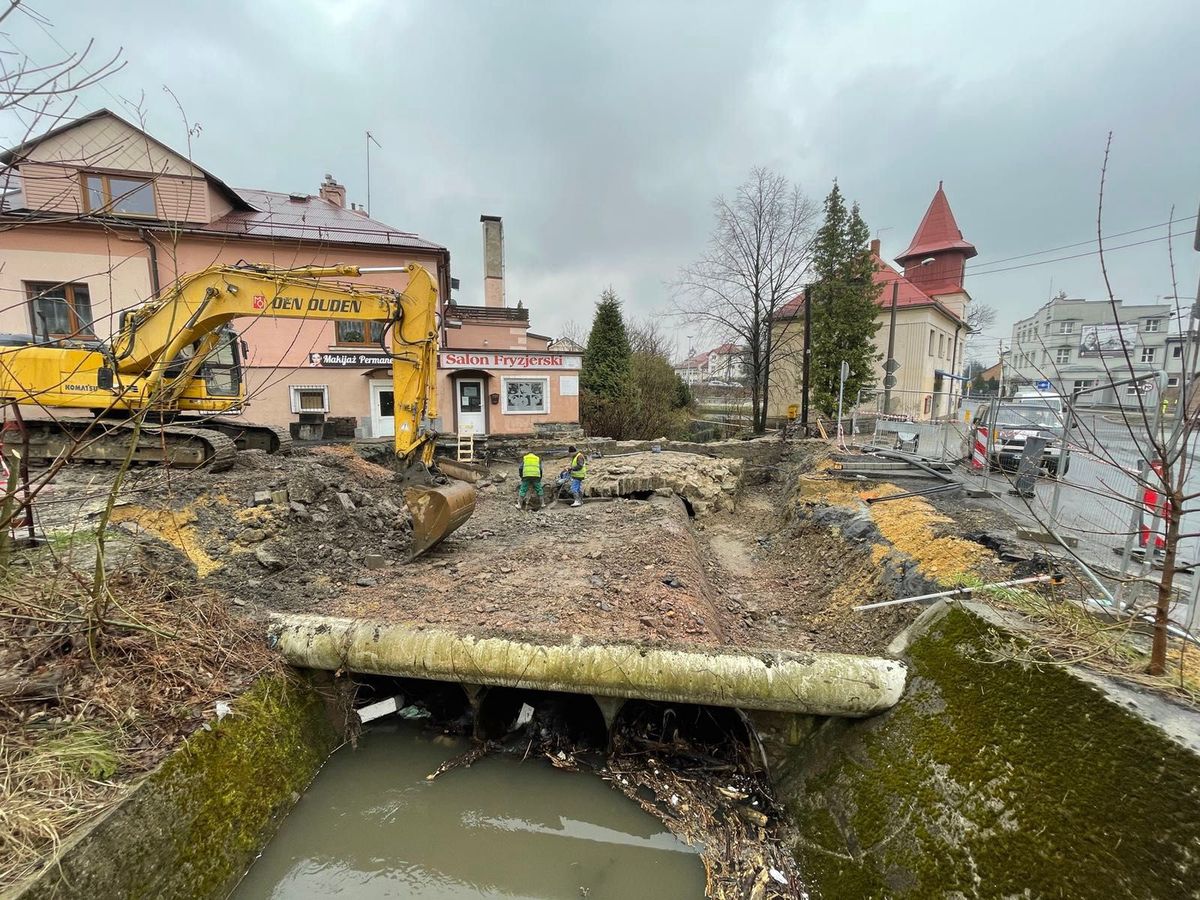 Bielsko-Biała. Budowa nowego przepustu drogowego w Lipniku.