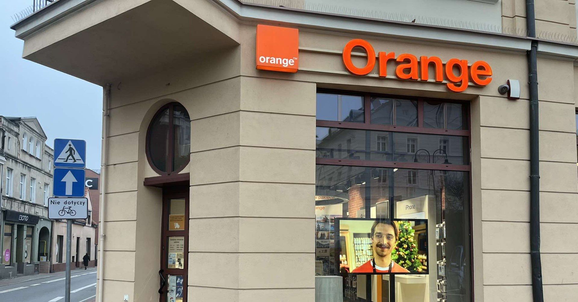 Próba napadu i kradzieży w salonie Orange w Pleszewie