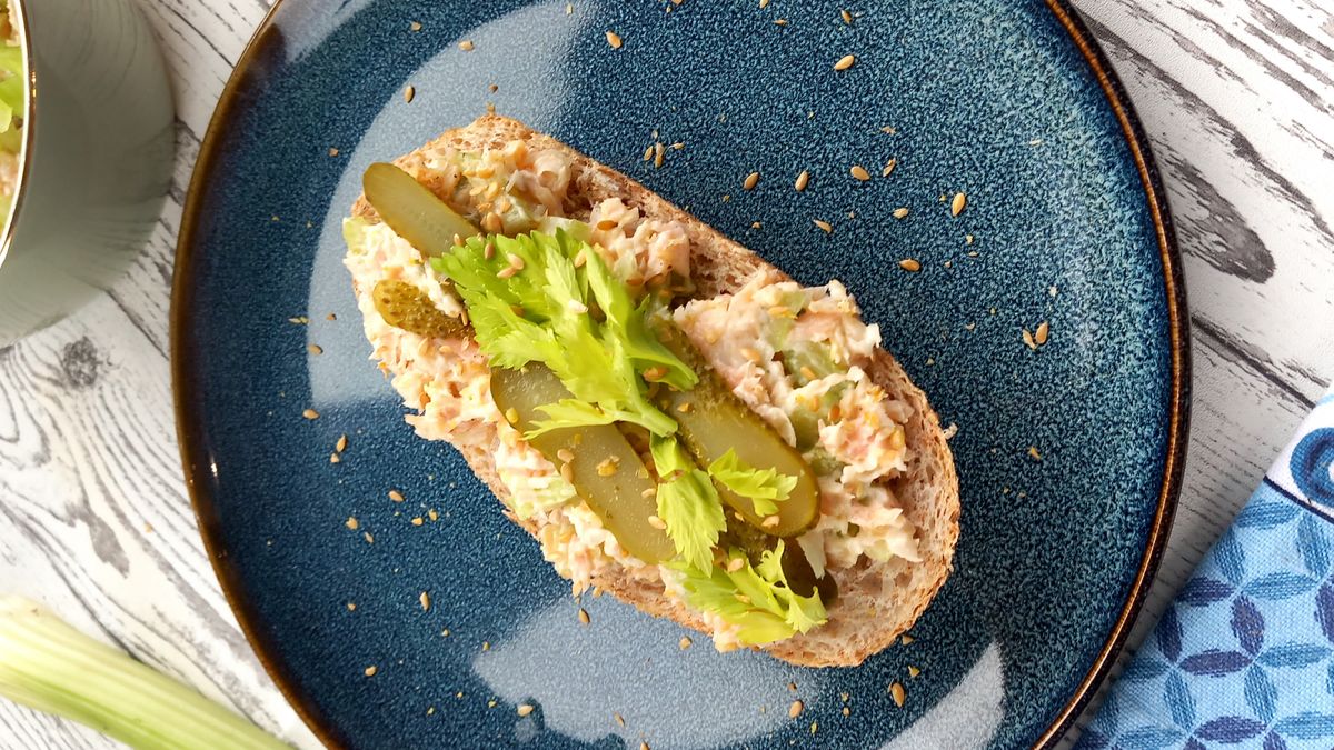 Warzywna pasta z wędzonym pstrągiem na kanapki