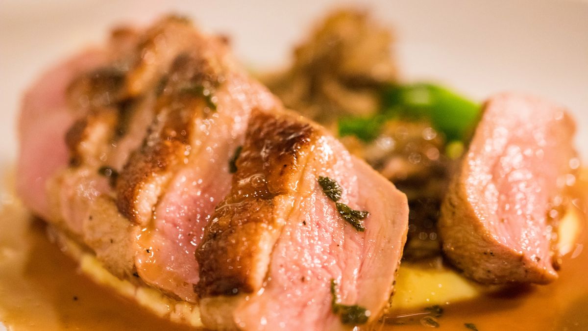 Pieczona pierś z młodej kaczki domowej bez kości (mięso i skóra)