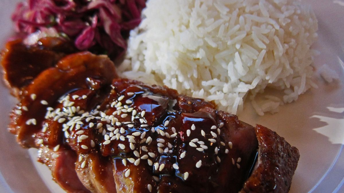 Gotowana pierś z młodej kaczki domowej bez kości i skóry