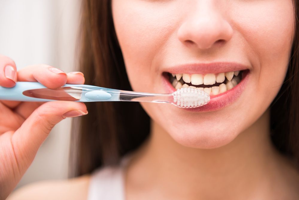 Możliwe, że większość Polaków źle myje zęby. Dlaczego?