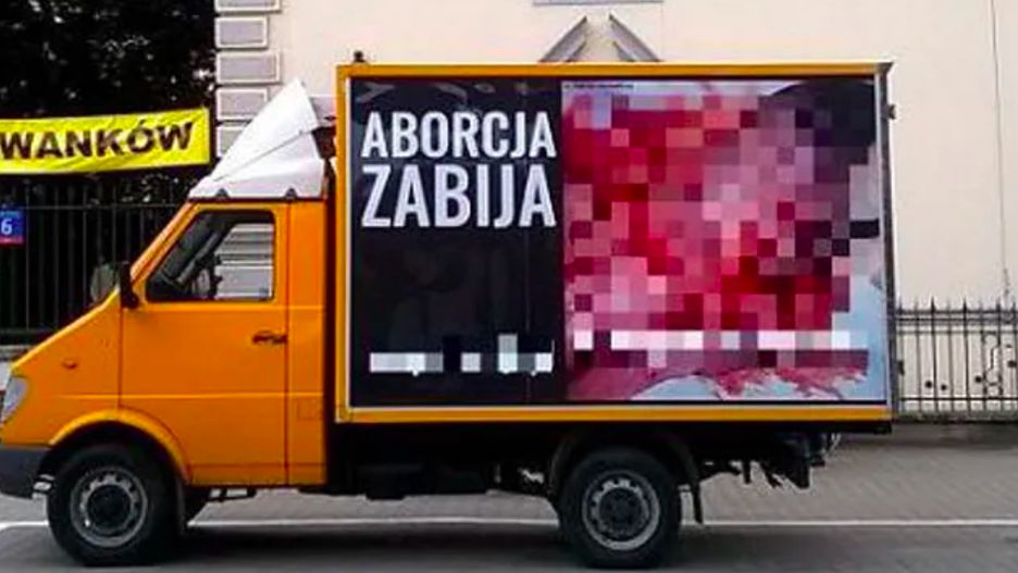 Warszawa. Homofobiczne i pro-life'owe furgonetki jednak będą mogły jeździć po ulicach stolicy? Prokuratura zwróciła się do wojewody mazowieckiego o unieważnienie uchwały Rady Warszawy