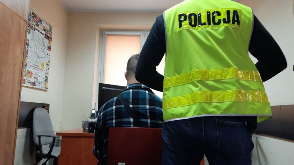 Śląskie. Policja zatrzymała 29-letniego mieszkańca Myszkowa podejrzanego o potrącenie 98-letniego pieszego.