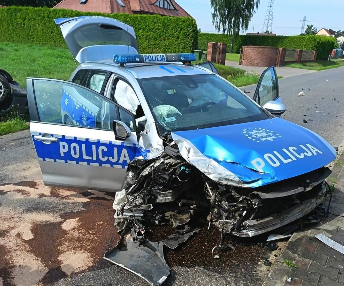 Teodorowo: Uciekał przed policją, doprowadził do zderzenia z radiowozem