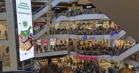Tłumy w galerii handlowej. Klienci wypełnili cztery piętra budynku
