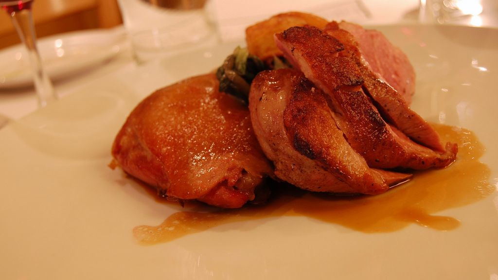 Pieczone udko z młodej kaczki domowej bez kości (mięso i skóra)