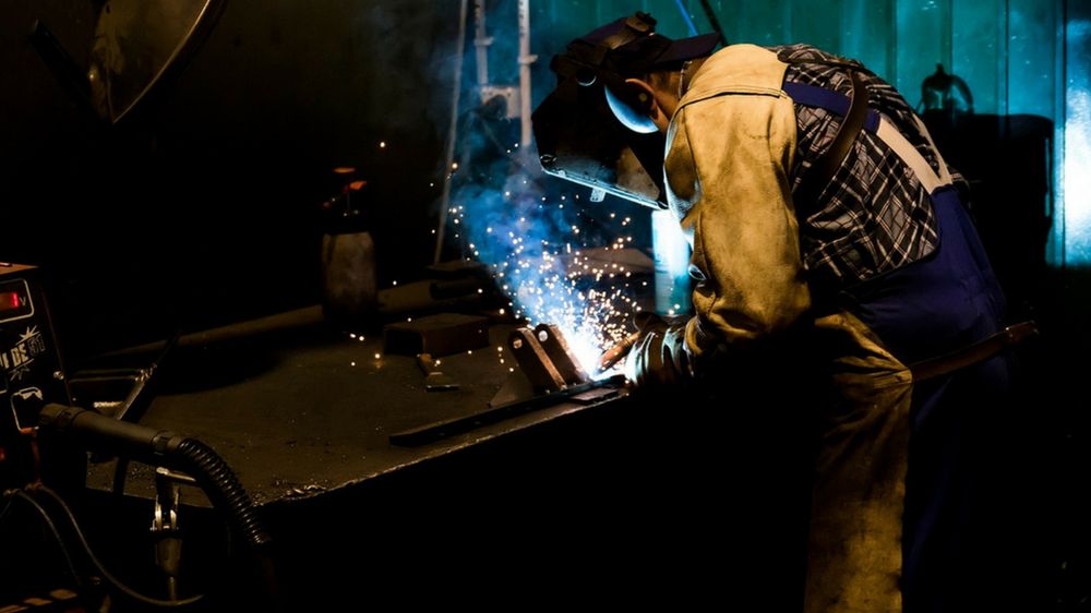 Wyraźnie wyhamowała sprzedaż detaliczna, spadła też dynamika produkcji przemysłowej