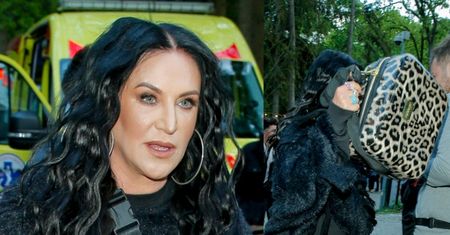 Humorzasta Kayah zasłania się torbą i krzyczy na fotografów: "NIE ZE*RAJCIE SIĘ!" (WIDEO)