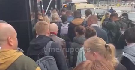 Nagranie z lotniska mówi samo za siebie. Tak Rosjanie zareagowali na decyzję Putina