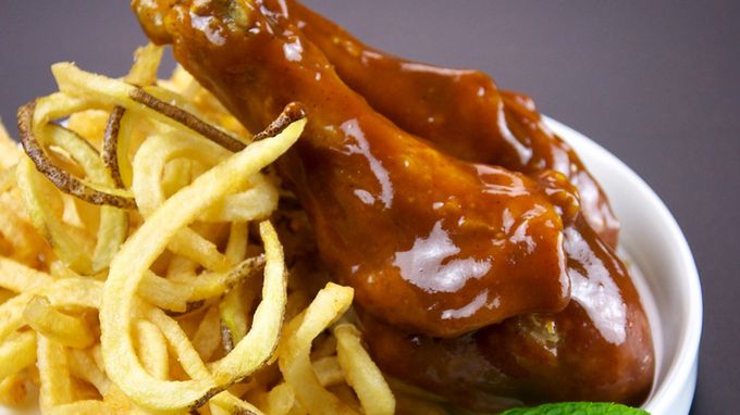 Podudzie z kurczaka w sosie BBQ (samo mięso) pieczone na rożnie