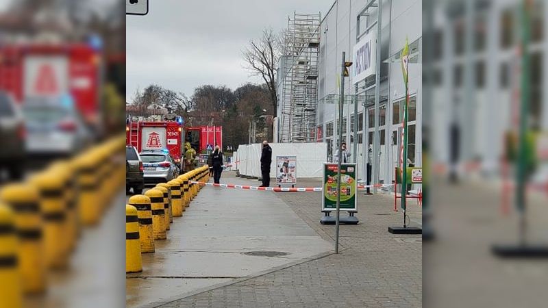 Interwencja policji i straży pożarnej w związku z alarmem bombowym w sklepie Action