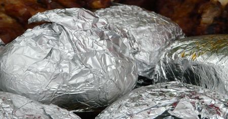 Zawijasz ziemniaki w folię? Tracą smak i mogą zamienić się w truciznę