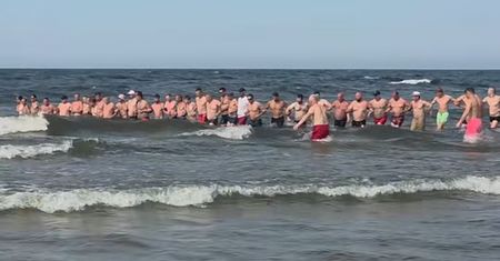 Łańcuch życia na plaży w Stegnie. "Już widziałam najgorszy scenariusz"