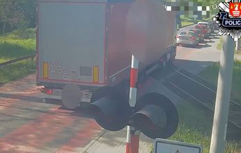 Sucha Beskidzka: Niebezpieczne manewry na torach. Kierowcy ukarani