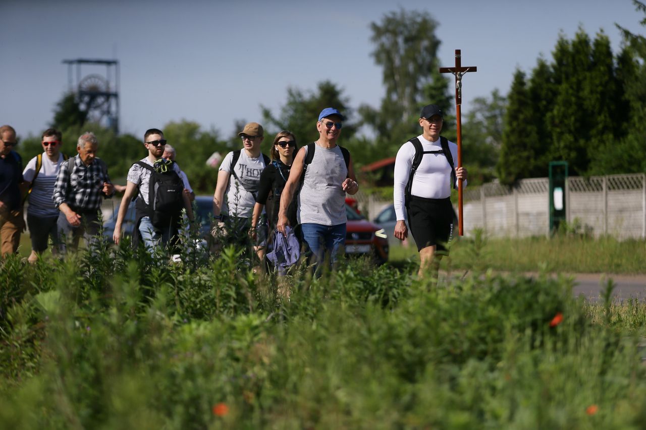 Setki kilometrów na piechotę. Kolejne pielgrzymki ruszają na Jasną Górę