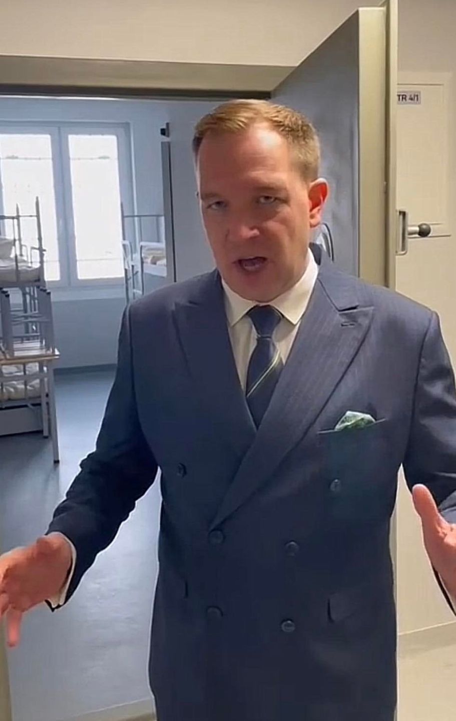 Piotr Cieplucha pokazuje cele dla youtuberów