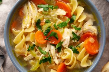 Polacy prawie zapomnieli o tej zupie a szkoda. Nasze babki gotowały częściej niż rosół czy krupnik