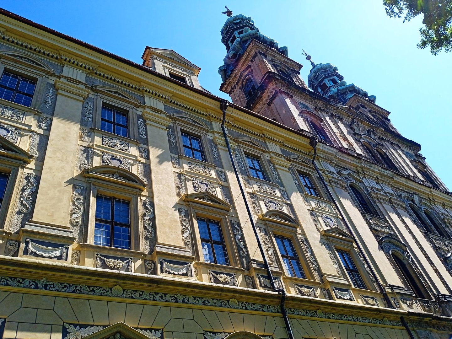 Choć do zwiedzania udostępniona jest tylko część pomieszczeń pałacu i klasztoru, całość i tak robi wielkie wrażenie