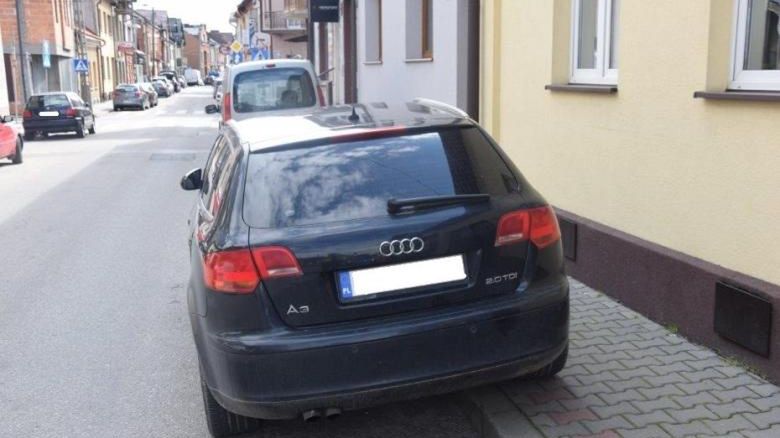 RPO postuluje zmiany w przepisach dot. parkowania na chodniku