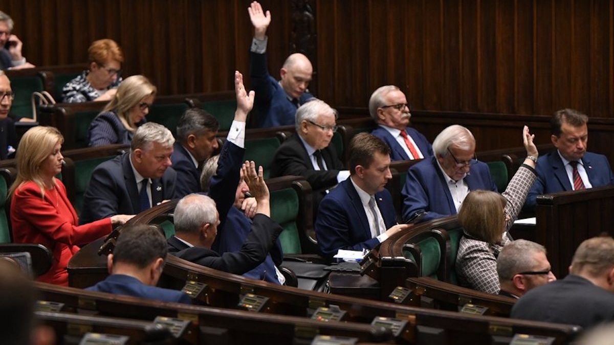 Ile zarabiają posłowie? Więcej niż się zazwyczaj podaje