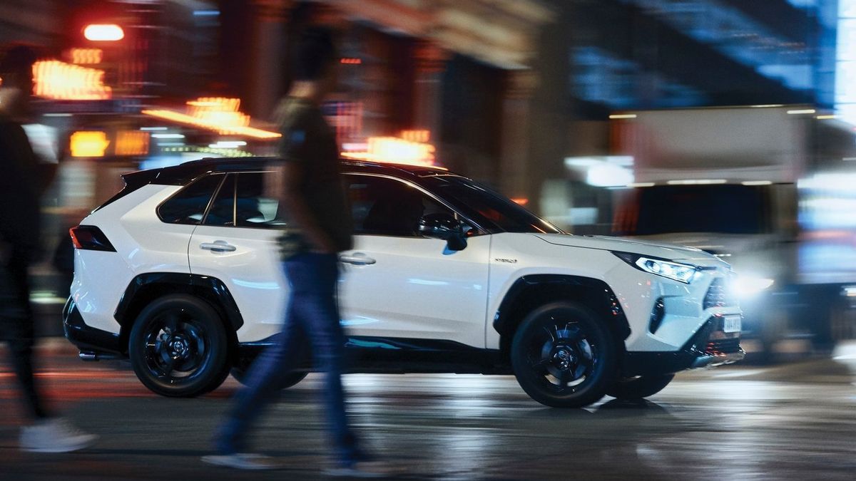 Już niebawem hybrydy będą "warczały" na mieście. Zacznie się wyścig po najciekawsze dźwięku. Co powiecie na potężne V12 emitowane przez SUV-a Toyoty?