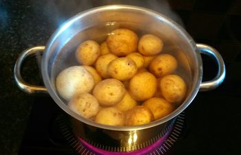 Częsty błąd podczas gotowania ziemniaków. Może pozbawić je wartości odżywczych