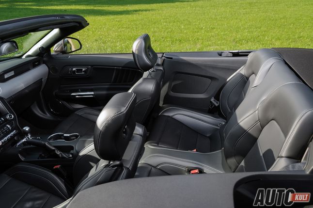 Ford Mustang 2,3 EcoBoost Convertible - wnętrze