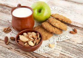 Przekąski - zdrowe i niezdrowe przekąski, kaloryczność przekąsek, orzechy