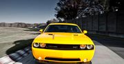 Dodge Challenger w żółtej kurtce na targach w Los Angeles